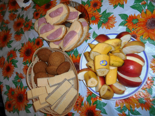 Обои картинки фото еда, бутерброды,  гамбургеры,  канапе, печенье, вафли, колбаса, сыр, хлеб, бананы
