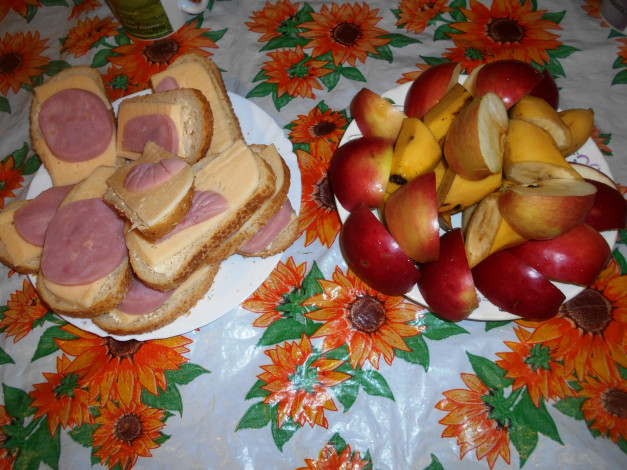 Обои картинки фото еда, бутерброды,  гамбургеры,  канапе, сыр, колбаса, хлеб, бананы, яблоки