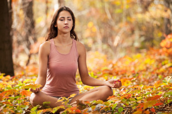 Картинка девушки -+брюнетки +шатенки осень листья поза йога