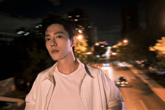 Обои картинки фото мужчины, xiao zhan, актер, рубашка, улица, город