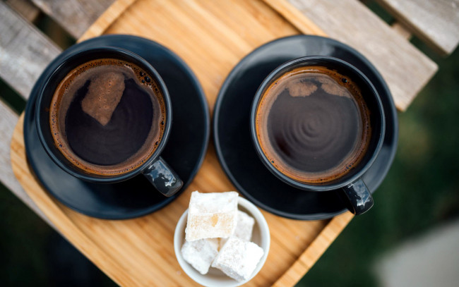 Обои картинки фото еда, кофе,  кофейные зёрна, чашка, блюдце, сахар