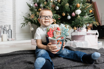 Картинка разное дети мальчик очки ведро конфеты елка