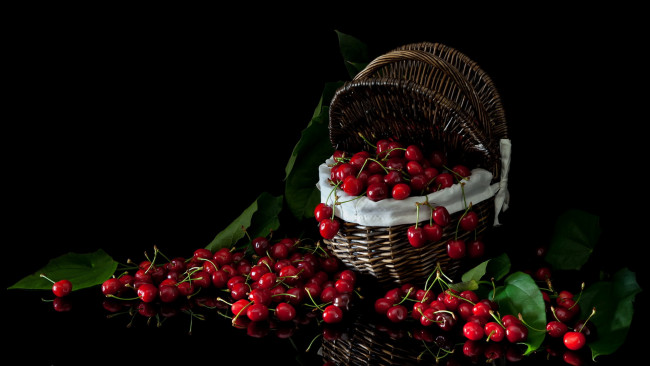 Обои картинки фото еда, вишня,  черешня, ягоды, листья, корзинка