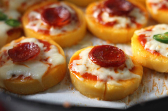 Картинка еда пицца начинка помидоры сыр