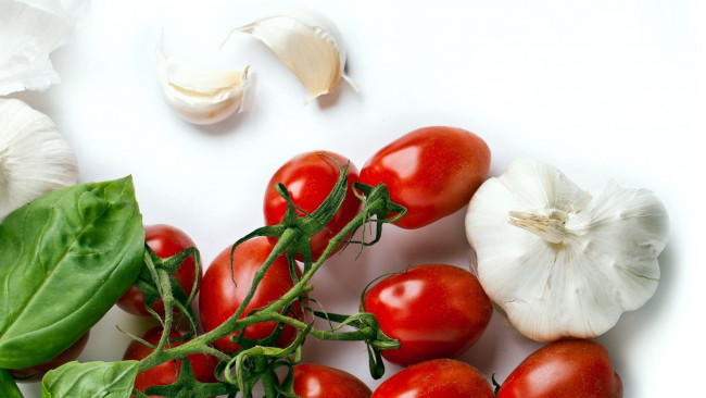 Обои картинки фото еда, овощи, базилик, помидоры, чеснок, томаты