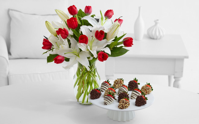 Обои картинки фото еда, клубника,  земляника, лилии, тюльпаны, десерт, ягоды, букет