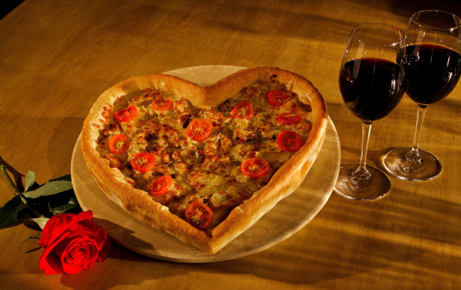 Обои картинки фото еда, пицца, роза, бокалы, вино, сердце