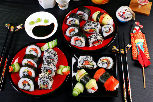Обои картинки фото еда, рыба,  морепродукты,  суши,  роллы, роллы, японская, кухня, ассорти, суши