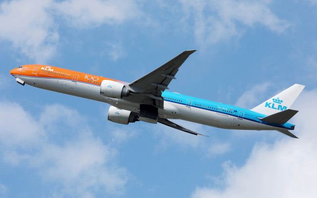 Обои картинки фото boeing 777-300er, авиация, пассажирские самолёты, пассажирский, авиалайнер, самолет, в, небе, авиаперевозки, klm, orange, livery, boeing, 777-300er, 777