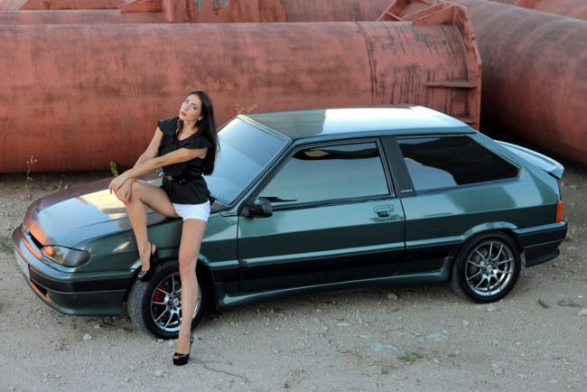 Обои картинки фото ваз- 2113, автомобили, -авто с девушками, ваз-, 2113, брюнетка, самара, лада, девушка, автомобиль