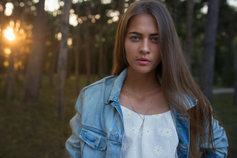 Картинка девушки -+брюнетки +шатенки русая куртка лес