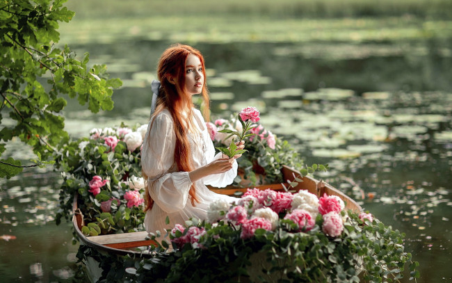 Обои картинки фото девушки, - рыжеволосые и разноцветные, пруд, рыженькая, лодка, цветы