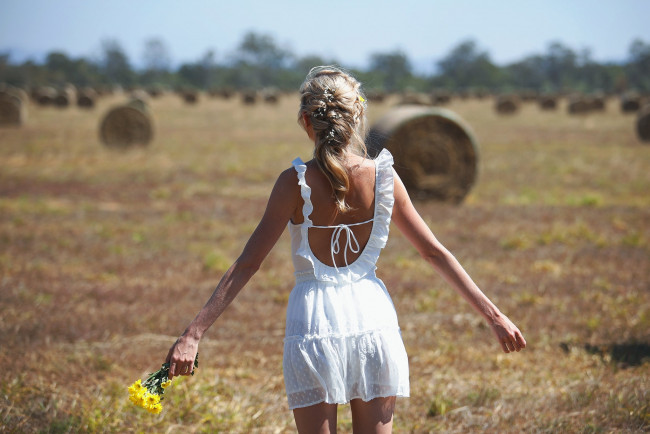 Обои картинки фото девушки, - блондинки,  светловолосые, поле, блондинка, белое, платье, мини, букетик