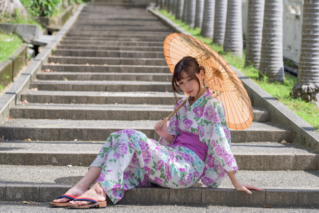 Обои картинки фото девушки, - азиатки, лестница, ступени, азиатка, кимоно, зонтик