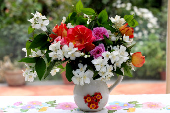 Картинка цветы букеты композиции скатерть кувшин жасмин розы