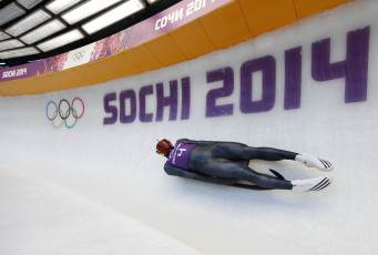 Картинка спорт другое сочи олимпиада саночник спортсмен лед трасса зима логотип надпись кольца скорость