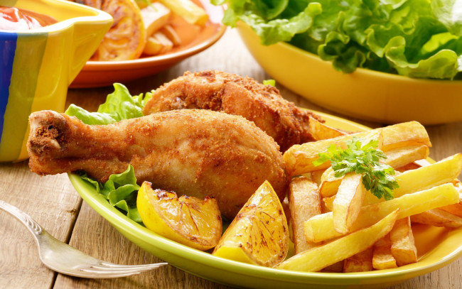 Обои картинки фото еда, мясные блюда, куриная, ножка, листья, салата, картошка, картофель, курица