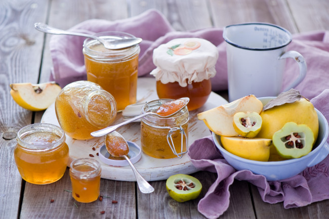Обои картинки фото еда, мёд,  варенье,  повидло,  джем, посуда, фрукты, ложки, банки, баночки, айва, джем, варенье