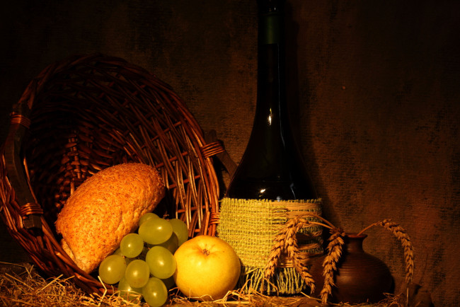 Обои картинки фото еда, натюрморт, виноград, хлеб, корзина, кувшин, яблоко, бутылка, вино