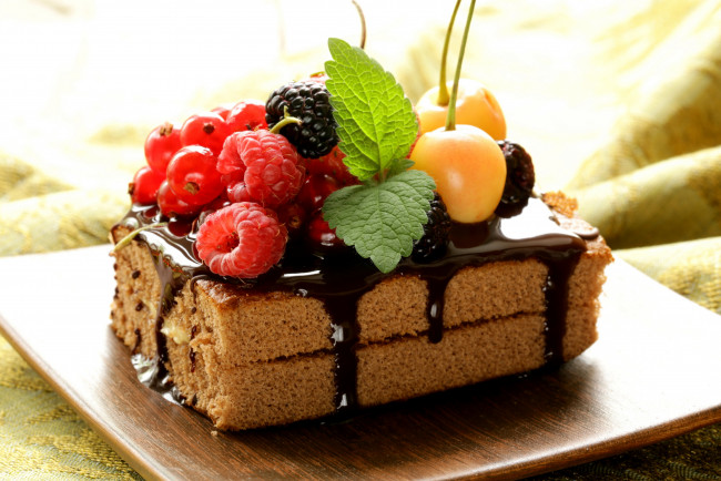 Обои картинки фото еда, торты, сладкое, мята, ежевика, смородина, малина, десерт, черешня, ягоды, глазурь, шоколад, торт, пирожное