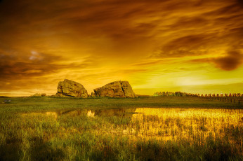 Картинка природа восходы закаты скалы камни болото небо тучи луг
