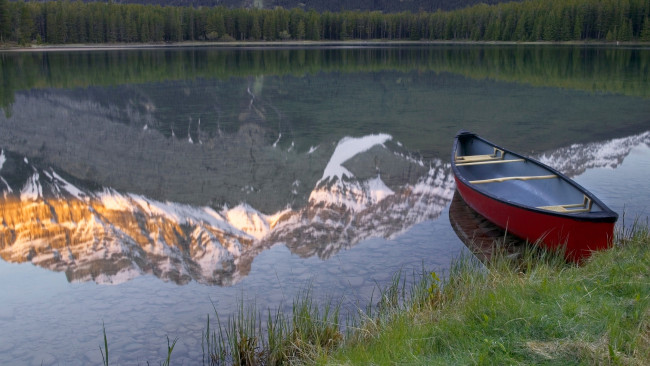 Обои картинки фото корабли, лодки,  шлюпки, канада, banff, national, park, лодка, canada, отражение, озеро, горы, alberta