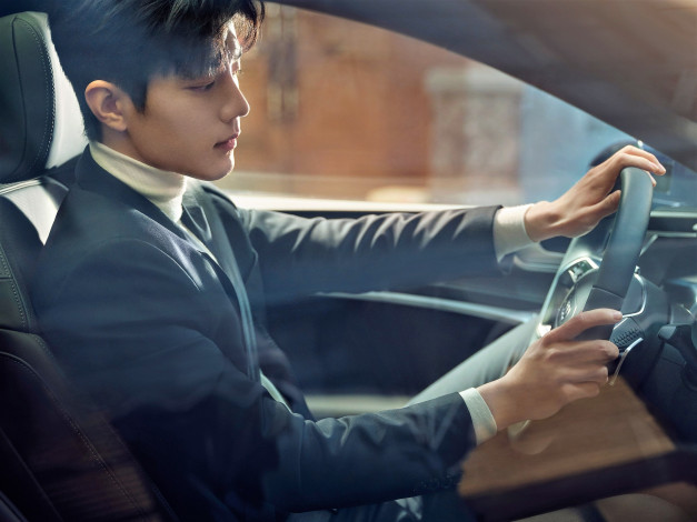 Обои картинки фото мужчины, xiao zhan, актер, костюм, руль, машина