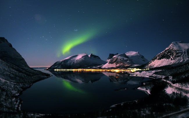 Обои картинки фото aurora, borealis, природа, северное, сияние, море, горы