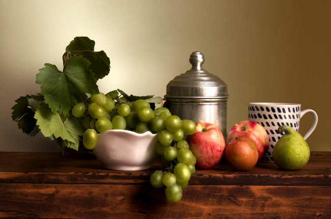 Обои картинки фото еда, натюрморт, груша, нектарин, чашка, яблоко, виноград