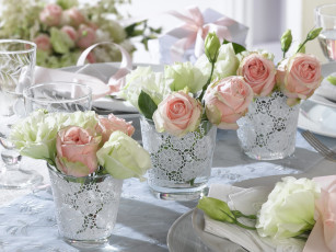 Картинка цветы букеты композиции розовый белый эустома розы стаканы