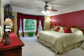 Картинка интерьер спальня окно люстра кровать подушки