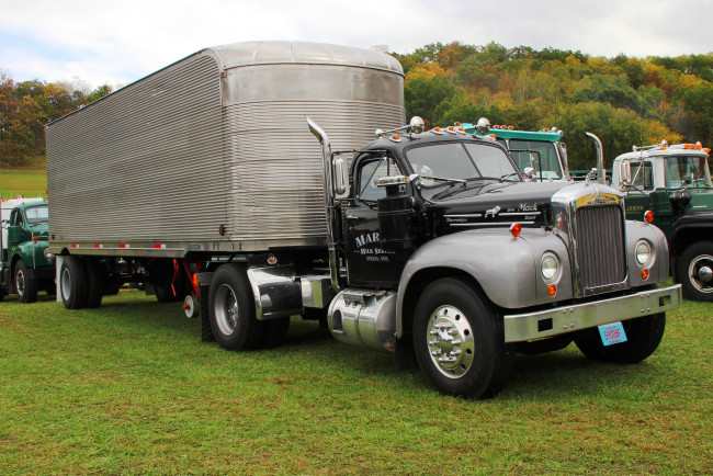 Обои картинки фото mack truck model b-61, автомобили, mack, сша, trucks, inc, тяжелые, грузовики