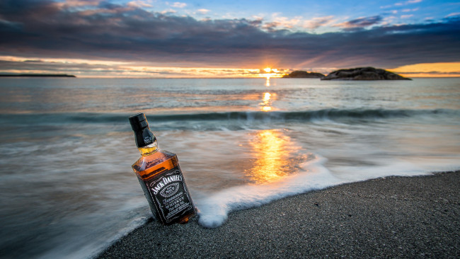 Обои картинки фото jack daniels, бренды, jack daniel`s, пляж, виски, бутылка