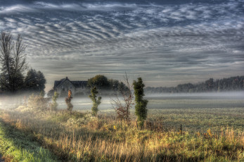 Картинка природа пейзажи утро поле туман дом