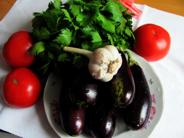 Обои картинки фото еда, овощи, петрушка, чеснок, помидоры, баклажаны