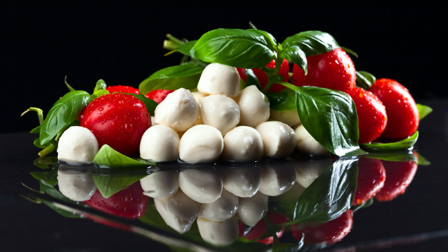 Обои картинки фото еда, разное, моцарелла, томаты, базилик, помидоры
