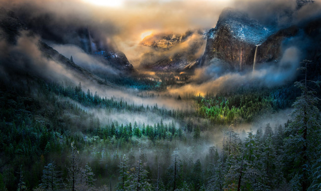 Обои картинки фото природа, горы, пейзаж, вершины, снег, вечер, лес, небо, туман, долина