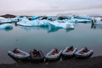 Картинка корабли моторные+лодки исландия лагуна залив лодки лёд берег море