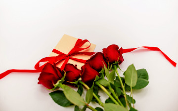 Картинка праздничные подарки+и+коробочки розы подарок лента