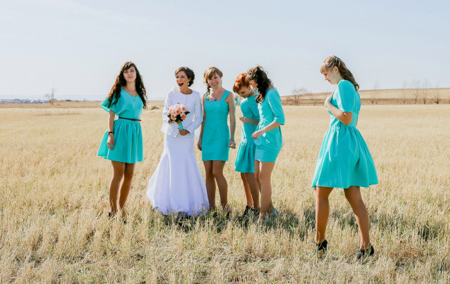 Обои картинки фото девушки, -unsort , группа девушек, цветы, букет, поле, невеста, подружки