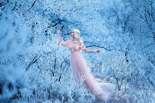 Обои картинки фото девушки, -unsort , креатив, макияж, поза, ветки, цветы, снег, деревья, платье