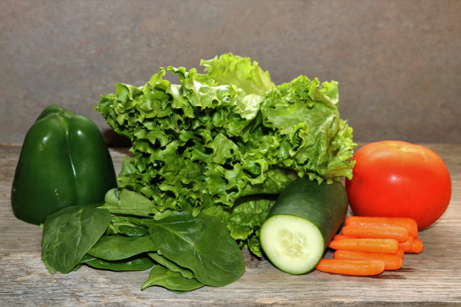 Обои картинки фото еда, овощи, морковь, помидор, перец, шпинат, салат