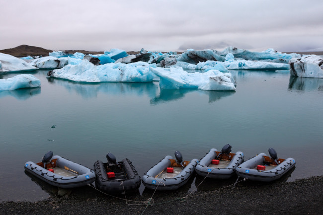Обои картинки фото корабли, моторные лодки, исландия, лагуна, залив, лодки, лёд, берег, море