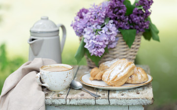 Картинка еда пирожные +кексы +печенье природа кофе букет завтрак чашка сирень кофейник эклеры