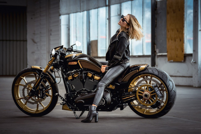 Обои картинки фото мотоциклы, мото с девушкой, кастомизированный, тюнингованый, мотоцикл, крутой, байк, железный, конь, который, даёт, свободу, ветер, в, лицо, и, волосы, по, ветру