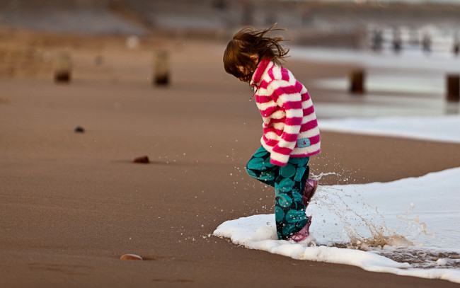 Обои картинки фото разное, люди, ребенок, море, берег, песок, волна, прибой