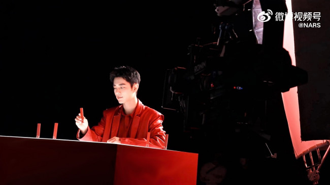 Обои картинки фото мужчины, xiao zhan, актер, пиджак, стол, помада, камера