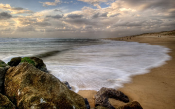 Картинка природа побережье море берег волны песок камни лето