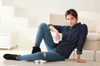 Картинка девушки -unsort+ азиатки поза взгляд джинсы