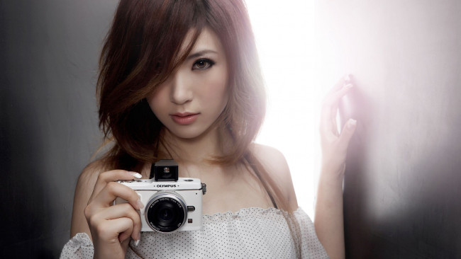Обои картинки фото девушки, -unsort , азиатки, взгляд, фотокамера